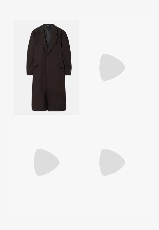 Cappotto lungo marrone con colletto a revers, chiusura con un bottone e tasche laterali. Presenta una fodera interna liscia e maniche su misura con dettagli di bottoni.; Camicia button-up rosa chiaro con maniche lunghe, colletto e bottoni bianchi. Realizzata in tessuto morbido con una vestibilità regolare.; Pantaloni in cotone marroni dritti da uomo con passanti per cintura, bottone anteriore e chiusura con zip su uno sfondo chiaro.; Scarpa nera a mocassino intrecciata con un accentuato in pelle liscia sulla parte superiore, design a punta rotonda e suola in gomma a profilo basso.