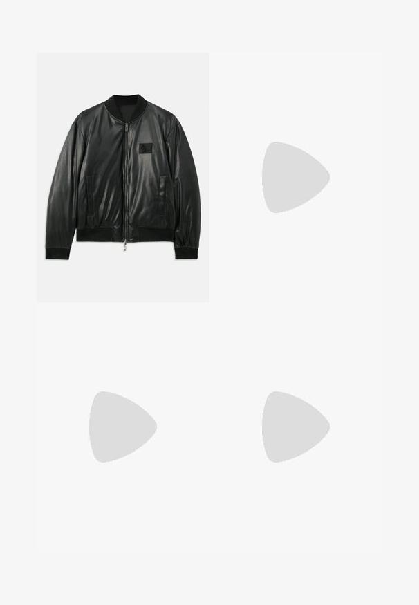 Jaqueta bomber de couro preta com fecho de correr à frente, punhos e barra canelados, e bolsos laterais; apresenta um pequeno emblema no peito.; Camisola branca de manga comprida com botões à frente, gola clássica e uma pequena etiqueta preta "DSQUARED2" perto da parte inferior da patilha dos botões.; Calças pretas de perna reta com fecho de botão e zip, passantes para cinto e bolsos frontais, exibidas sobre fundo branco.; Sapatilha de couro preto com acabamento suave, bico arredondado e detalhes em cinza escuro. Apresenta um design de atacadores e sola de borracha texturizada.