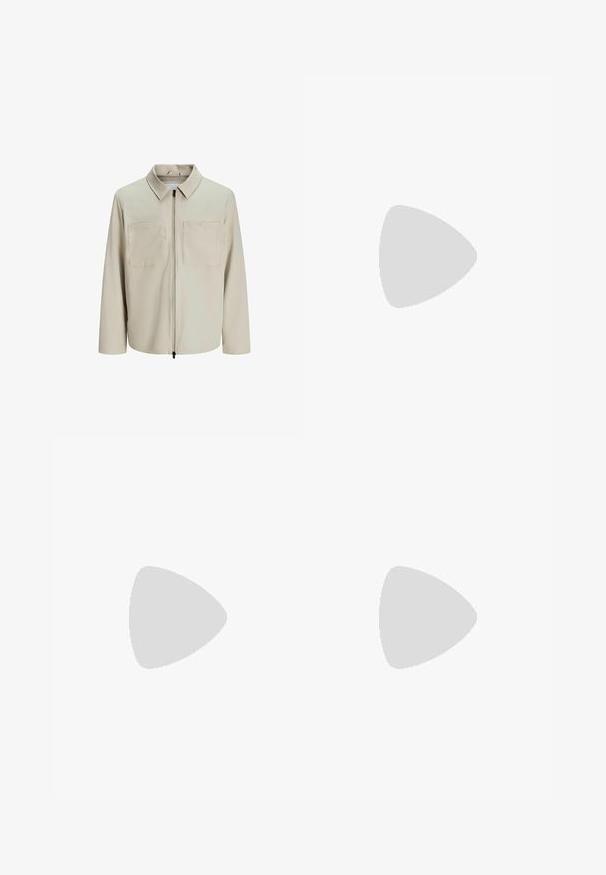 Beige bunda vyrobená z měkkého materiálu, s límečkem, předním zipem a dvěma velkými náprsními kapsami. Dlouhé rukávy s volným střihem.; Bílý krátký rukávový tričko s červeným textem "Studio Originals Edition" na levé hrudi, vystavené na neutrálním šedém pozadí.; Béžové, na míru šité kalhoty s předním záhybem a rovný střih. Mají pás s poutky a manžetami. Hladká textura.; Světlé krémové tenisky s perforovanými detaily, šněrováním a logem na boku, vystavené na jednoduchém bílém pozadí.