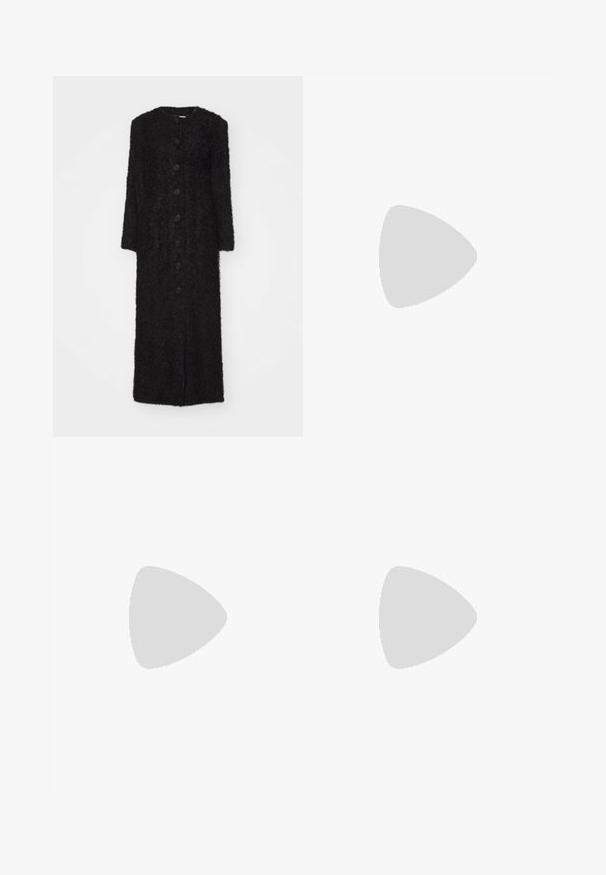 By Malene Birger SUSENNE - Vinterfrakke - black; Lyserød ærmeløs bluse med rund udskæring og en subtil lynlås i ryggen. Glat stof med en afslappet, boxy pasform.; Sorte vide bukser lavet af glat stof med en elastisk talje. Har en lige pasform og minimal pynt. Velegnet til afslappet brug.; Hvide slingback sandaler med en let hæl, tynde stropper og en glat læderoverflade; har en lille dekorativ spænde.