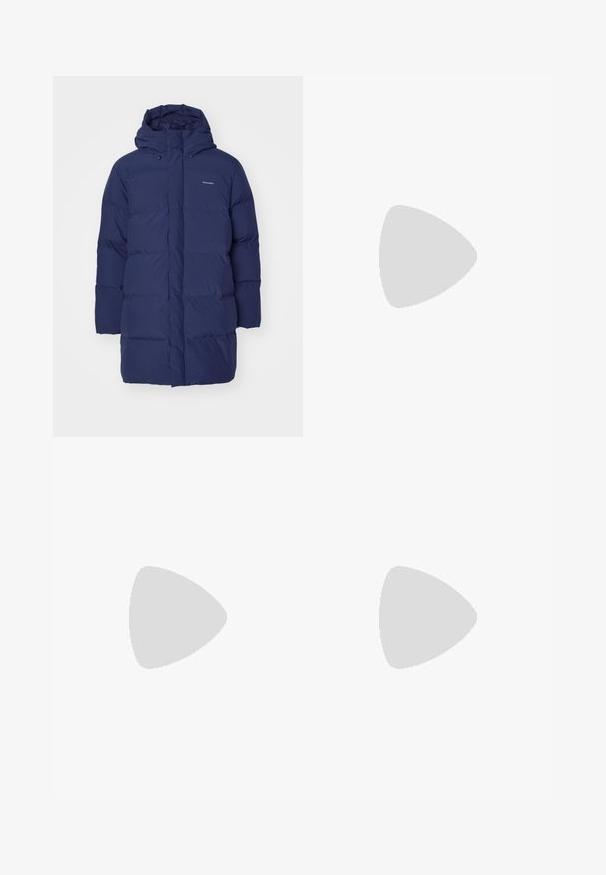 Navyblauer Puffer-Mantel mit Kapuze, ausgestattet mit einem Reißverschluss und gestepptem Design. Branding auf der oberen linken Brust sichtbar.; Grauer Strickpullover mit Rundhalsausschnitt und gerippten Bündchen. Auf der linken Brust ist ein weißer Buchstabe "W" gestickt. Weiche Struktur.; DOUBLE A BY W.W. WWHEINO STRAIGHT LEG - Stoffhose - salute; Schwarze Wildledersneaker mit runder Kappe, Schnürverschluss, gepolstertem Schaft und strukturiertem Gummisohle für guten Halt. Minimalistisches Design und glatte Oberfläche.