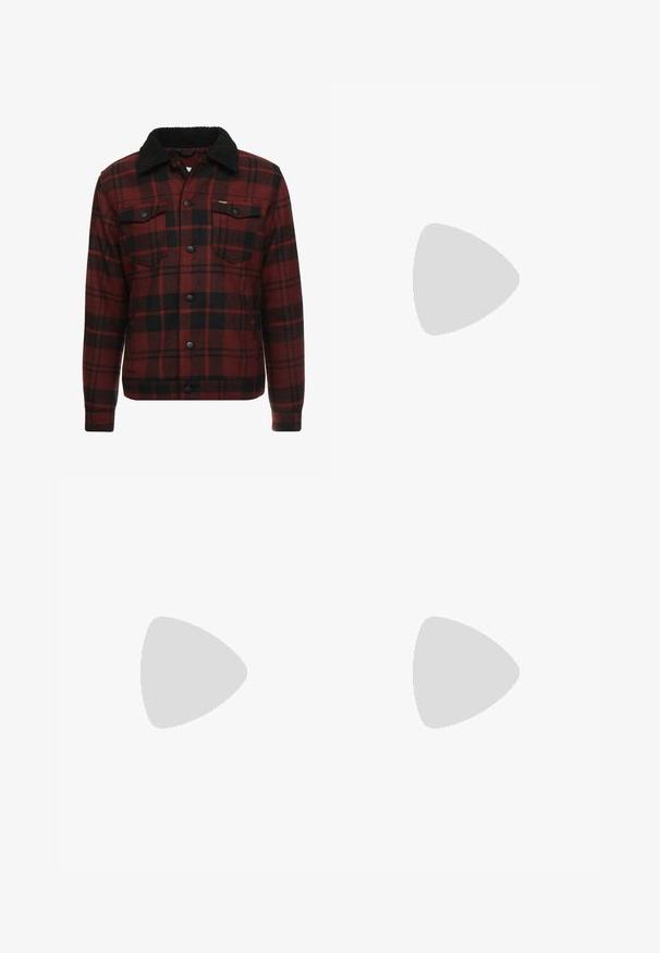 Wrangler TRUCKER - Casaco leve - madder brown; Camiseta cinza de manga curta feita de algodão, com decote redondo e um patch do logo vermelho da Levi's na frente. Textura suave, ajuste casual.; Jeans de denim azul claro com um corte straight, cinco bolsos, fecho de botão e um desbotamento sutil por toda a peça.; Sneakers brancos de couro de cano baixo com biqueira perfurada, atacadores planos e design minimalista. Combinados com jeans de ganga de cor azul clara.