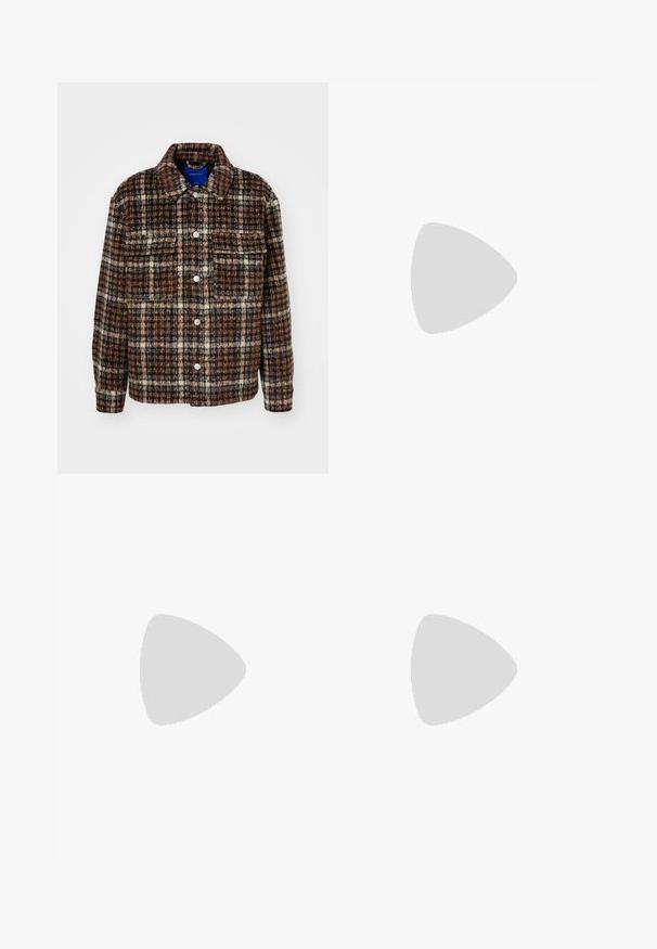 Chaqueta a cuadros en marrón, crema y navy. Hecha de tejido texturizado con un cuello, cierre de botones y dos bolsillos en el pecho.; Sudadera marrón hecha de una tela suave, con un bolsillo frontal, cordones y puños y dobladillo acanalados. Diseño simple sin patrones.; Jeans de mezclilla beige con un diseño de pierna recta, que cuentan con bolsillos frontales, cierre de botón de metal y una textura sutil.; Zapatillas de ante beige con puntera redondeada, cordones en la parte delantera y un acento texturizado en la parte trasera. La suela de goma blanca proporciona contraste. Diseño sencillo y moderno.