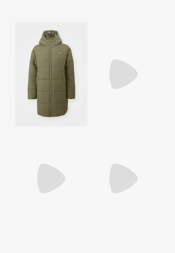 Olivazöld puffkabát kapucnival, vízszintes steppelt mintázattal, elülső cipzárral és oldalsó zsebekkel. Kicsi fehér Nike logó a mellkason.; Fehér kapucnis pulóver piros kidolgozással, zsinóros kapucnival és elülső grafikával. A mellkason logó és szöveg található. Puha anyagból készült, bordás mandzsettával és derékkal.; Olíva zöld, széles szárú nadrág könnyű anyagból, elülső gombos záródással és egy kis Nike logóval a bal oldalon.; Fehér bőr sportcipők szürke részletekkel, perforált orral, lapos fűzővel, párnázott gallérral és texturált gumitalppal.