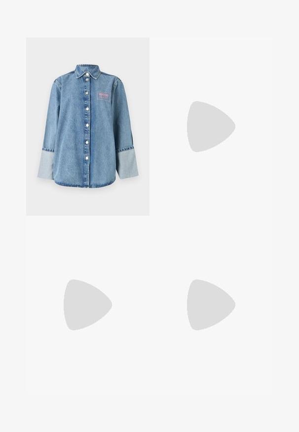 Hele sinine teksashirt, millel on nööpidega esiosa, terav krae ja vasakul rinnal roosa tikandiga "Moschino Jeans" logo.; Valge puuvillane T-särk lühikeste varrukatega. Ees on musta trükitud tekstiga "MOSCHINO JEANS", ümberkaudne kaelus ja tavaline istuvus.; Kõrge vöökohaga sirged teksad, millel on pleekinud heleda ja tumeda denimi pesu ning klassikaline viie-tasku disain.; Beež nahast cowboy saapad terava toe, madala kuhjatud kontsaga ja dekoratiivse punase ja musta lilleaplikatsiooniga säärel.