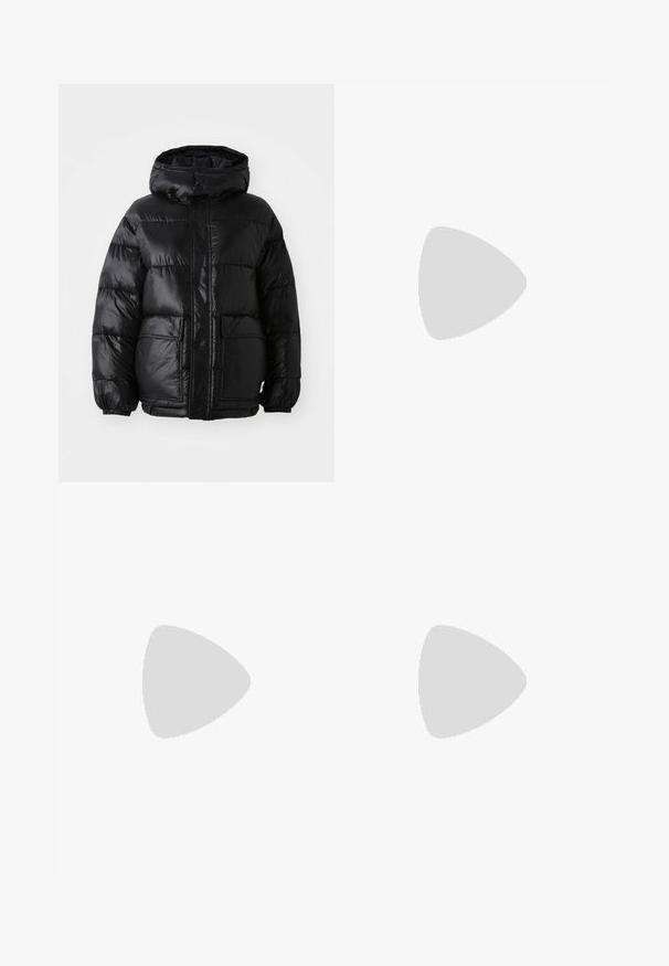 Abrigo acolchado negro con capucha, con un acabado brillante, puños elásticos, cierre frontal de botones y dos grandes bolsillos de parche.; Camiseta de algodón gris con un corte holgado, cuello redondo, mangas cortas y un bolsillo en el pecho que cuenta con un pequeño parche de logo.; Pantalones vaqueros de pierna ancha en azul con cintura alta, costuras en contraste y bolsillos laterales, que cuentan con un diseño clásico de cinco bolsillos y dobladillos sin rematar.; Zapatillas deportivas de gamuza negra con rayas y detalles blancos, puntera redondeada, suela de goma color caramelo, combinadas con calcetines blancos acanalados a la altura del tobillo.