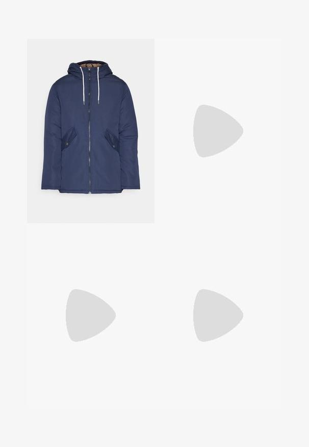 Sötétkék bélelt dzseki kapucnival, elülső cipzárral, két oldalsó zsebbel gombokkal és fehér húzózsinórokkal.; Tengerészkék pólóing, pamutból készült, két gombos gallérral, rövid ujjakkal, a bal mellen fehér Puma logóval.; Világosszürke, laza szabású farmernadrág. Klasszikus öt zsebes dizájn, övhurkok és egyenes szárú fazon jellemzi.; Fehér és tengerészkék bőr sportcipő, texturált talppal, fűzős kialakítással és márkás címkével. Perforált orrész és párnázott bokarész jellemzi.