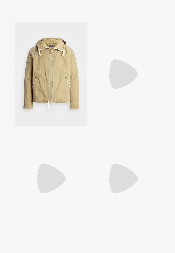 Polo Ralph Lauren GARMENT DYED TWILL HOODED JACKET - Giacca leggera - cafe tan; T-shirt in cotone blu navy con scollatura a girocollo, maniche corte e taschino a sinistra. Tessuto liscio con una vestibilità classica.; Chinos beige in cotone. Presentano due tasche anteriori, una chiusura con bottone e un design a gamba dritta. Texture liscia, dettagli minimi.; Birkenstock BEND LOW CORD LEVE REGULAR - Sneakers basse - cork brown