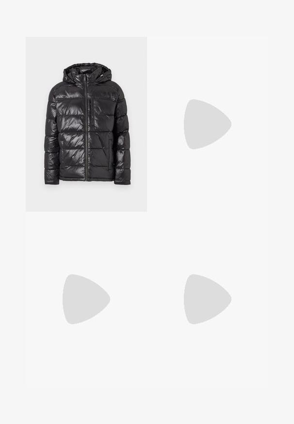 Svart puffjacka med en glänsande, vadderad yta, huva, frontdragkedja och två sidofickor. Lätt och isolerad design.; Mörkblå kortärmad T-shirt med stora vita "MK"-bokstäver omgivna av orange och texten "MICHAEL KORS" i ljusblått över bröstet.; Ljusblå denimjeans med rak passform, fem fickor, dragkedja och kontrasterande sömmar. Tyget har en jämn, texturerad finish.; Låga sneakers med en mix av svart mocka och texturerat läder, en vit gummisula och svarta snören. Diskret logotyp på sidan.