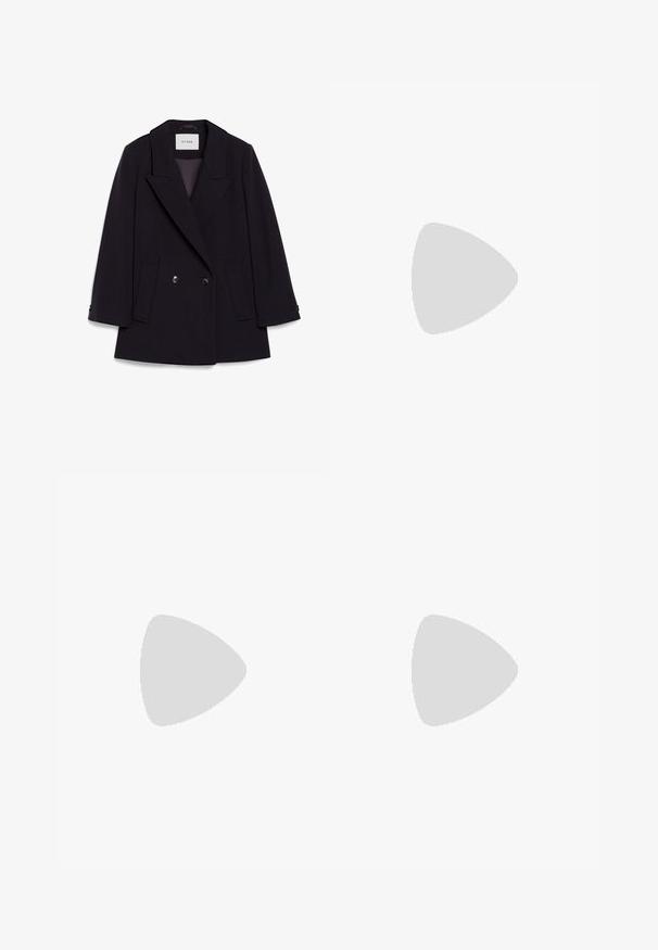 Cappotto di lana doppiopetto di colore blu navy scuro con colletto sagomato, tasche a patta e polsini a bottone singolo. Tessuto strutturato con una vestibilità definita.; Polo a maniche corte realizzato in tessuto bianco con strisce orizzontali azzurro chiaro. Presenta un colletto e una zip a quarti nel collo.; Jeans in denim bianco con taglio a gamba dritta, design a cinque tasche e accessori in metallo sulla cintura e sulle tasche.; Paul Smith AMIRA - Decolleté - black