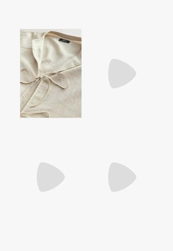 Chemise en coton beige avec un col et un détail de nœud sur le devant. Texture douce, design décontracté et esthétique simple. Étiquette de marque visible à l'intérieur.; Débardeur tricoté avec liens ajustables, présentant des rayures verticales en bordeaux, vert, blanc et rose. La texture est douce et extensible.; Jupe maxi noire en tissu doux et fluide. Elle présente une taille élastique et une silhouette évasée en A avec une texture lisse.; Sandale noire à deux brides avec boucles ajustables, semelle en liège et semelle extérieure en caoutchouc texturé. Présente un design plat et ouvert pour un enfilage facile.
