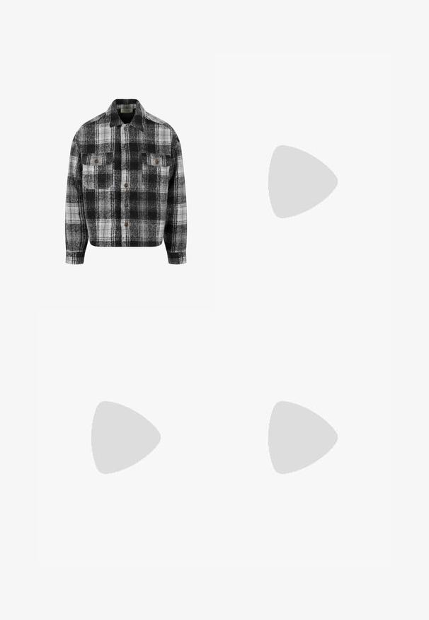 Mustvalge ruuduline flanellide särk, millel on krae, kaks eesmist taskut ja pruunid nööbid. Pehme tekstuur ja lõdva istuvusega disain.; Valge puuvillane T-särk ümmarguse kaelusega ja lühikeste varrukatega. Vasakul rinnal on väike must Puma logo. Sile tekstuur, igapäevane lõike.; Mustad mustad ujumistrid musta värvi, õrna tekstuuriga mustriga, elastse vöökohtaga, reguleeritava nööriga ja külgmise logoga aksessuaariga.; Hõbedane sportlik king, millel on võrgumaterjal, mustad aktsendid, perforatsioonid ja pehme valge tald. Omab silmapaistvat 'N' logo.