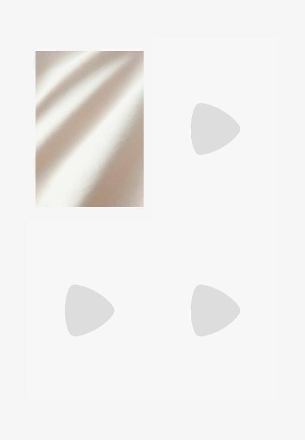 Kreminės spalvos audinys su lygiu paviršiumi ir subtiliu blizgesiu, akcentuojantis švelnias raukšles ir tolygų audimo raštą.; Balta ilgomis rankovėmis marškiniai su klostuotomis tekstūromis ir mandarinų apykakle, pasižymintys laisva prigludimo forma ir subtiliais siuvinėjimo akcentais.; Plati džinsiniai kelnes šviesiai iki vidutinės mėlynos spalvos, su išblukusiu apdaila, tradicinėmis kišenėmis ir mygtukų užsegimu. Tvirti medvilniniai audiniai.; Mėlyni zomšiniai UGG batai be raiščio storais padais, dėvimi su mėlynomis džinsais ant medinio grindų paviršiaus priešais vientisą foną.