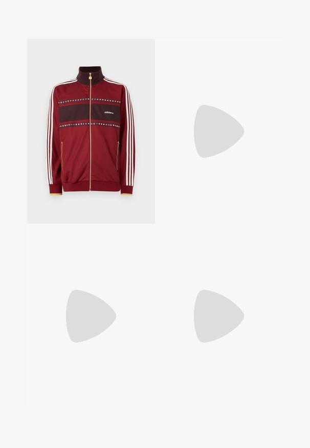 Jachetă de trening cu fermoar maron, cu dungi albe pe mâneci, fermoar auriu, bandă de accent neagră pe orizontală și detalii decorative cu cuie.; Tricou negru cu mânecă scurtă, într-o croială lejeră, confecționat din bumbac fin, având decolteu rotund și un design minimalist.; Pantaloni atletici bej cu talie elastică, buzunare cu fermoar și un design conic. Prezintă un logo subtil pe partea inferioară a piciorului.; Adidași din piele albă cu vârf din suede gri, trei fâșii orizontale albe, accente albastre și talpă din cauciuc maro. Detaliu texturat pe talpă.