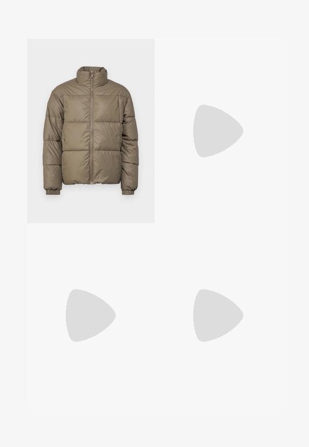 Doudoune verte olive, avec un col haut, une fermeture éclair avant et des poignets élastiques. Le tissu est lisse avec des panneaux cousus.; T-shirt blanc à manches courtes avec le texte rouge "Édition Originals du Studio" sur la poitrine gauche, présenté sur un fond gris neutre.; Shorts beige clair en matériau doux, dotés d'une taille à cordon de serrage, de poches latérales et d'une texture légèrement mouchetée.; Baskets en daim beige avec un embout arrondi, un laçage sur le devant et un accent texturé à l'arrière. La semelle en caoutchouc blanche offre un contraste. Design simple et moderne.