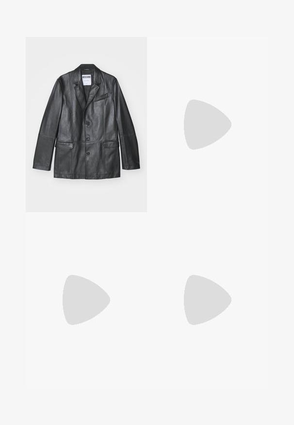 MOSCHINO GIACCA - Veste de costume - nero; T-shirt en coton noir avec un serpent vert intégré dans un graphique de symbole de paix, avec le logo "MOSCHINO" sur la manche en blanc.; Pantalons noirs ajustés avec une coupe évasée, dotés d'une texture lisse et de plis marqués, fabriqués à partir d'un tissu tissé.; Baskets en cuir noir avec une semelle blanche, dotées de six œillets et de détails en couture, présentées en vue latérale sur fond uni.