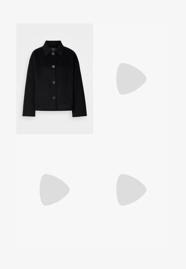 Veste noire à boutons, avec un col, fabriquée dans un matériau doux. Équipée de quatre boutons à l'avant, d'une forme carrée et de poches latérales.; Débardeur noir en coton doux, avec un col rond et des bretelles larges, au design simple sans motifs ni accents visibles.; Jupe noire longue en tissu lisse avec une silhouette droite. Présente un design simple et sans ornements, sans motifs ni embellissements visibles.; Ballerines en cuir noir avec un bout pointu, sangle ajustable et petit talon ; texture lisse avec un design minimaliste.