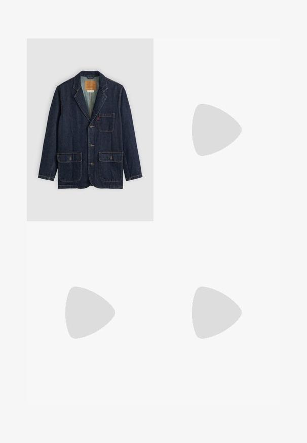 Donker-denim blazer met een gekartelde revers, drie knopen, twee grote voorzakken en een borstzak. Gestikte accenten en een zichtbaar binnenlabel.; Oranje gebreide trui met een textuur van kabelpatroon, ronde halslijn en geribde mouwen en zoom. Gemaakt van zacht, warm materiaal.; Marineblauwe broek van gladde stof, met een knoopsluiting, riemlussen en subtiele stikdetails; klassiek recht model.; Lichte sneaker met een witte leren bovenkant en beige suède accenten, een ronde neus en een gestructureerde bruine rubberen zool.