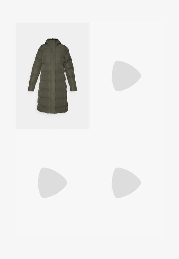 Olivgrüner Puffercoat, knielang, mit Kapuze, langen Ärmeln und vertikalen Nähten für Struktur. Frontreißverschluss, keine Taschen.; Schwarzes Langarmshirt mit hohem Kragen und halbem Reißverschluss. Glatte Textur, enganliegendes Design und stromlinienförmige Silhouette.; Graue Jogginghosen mit einem elastischen Bund, Kordelzug und gerippten Bündchen. Hergestellt aus einem weichen Stoff mit glatter Textur.; Schwarze Wanderschuhe mit einem strukturierten Obermaterial aus Stoff, Schnürsystem und robuster Gummisohle. Akzentuiert mit reflektierenden Details und Logos.