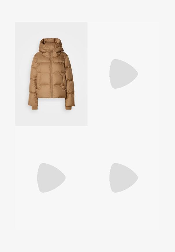 Bruine gewatteerde winterjas met hoge kraag, een voorkeursrits, zijzakken en ribbelboorden op de mouwen, weergegeven op een witte achtergrond.; Witte, lange mouwen linnen shirt met een button-down kraag. Voorzien van een voorzak en een relaxte, iets oversized pasvorm. Gestructureerde stof.; Wijduitlopende broek in een lichte crèmekleur, met een zachte stof, voorplooien en een op maat gemaakte hoge taille.; Beige leren enkelboot met blokhak en plateauzool, gladde afwerking en licht vierkante neus, gericht naar links op een witte achtergrond.
