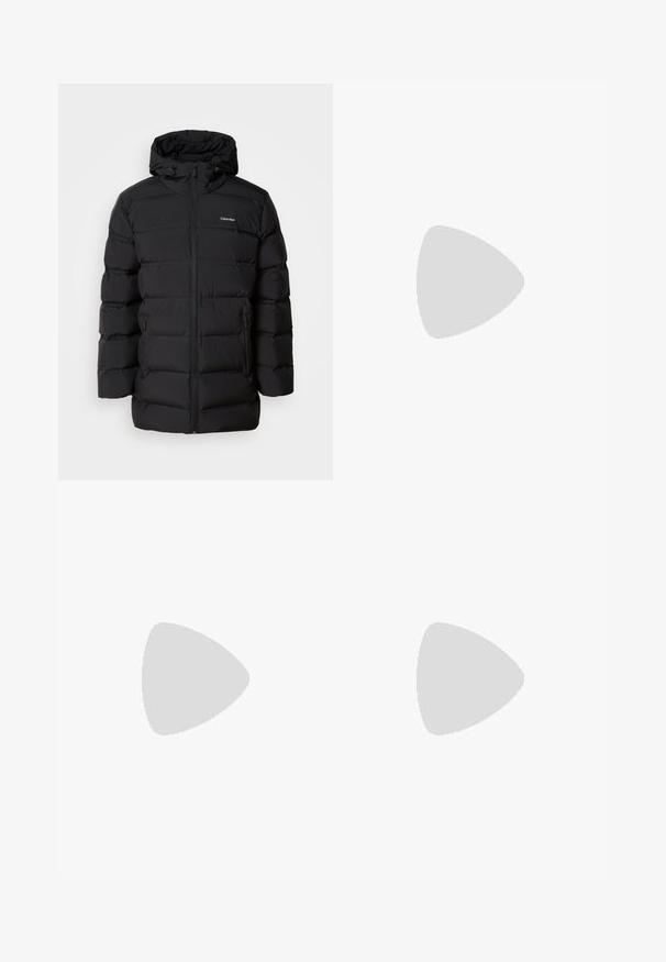 Giubbotto piumino nero con zip frontale, cappuccio regolabile con cordino, motivo trapuntato e logo del marchio sul petto sinistro. Presenta tasche laterali.; Maglione grigio chiaro a collo rotondo realizzato in tessuto morbido, con maniche lunghe e polsini a coste. Leggera texture su tutta la superficie, senza ulteriori motivi o dettagli.; Jeans in denim blu scuro a gamba dritta con leggera sbiaditura sulle cosce e chiusura a bottone in vita, esposti su uno sfondo bianco.; Calvin Klein HYBRID CUP - Scarpe senza lacci - triple black