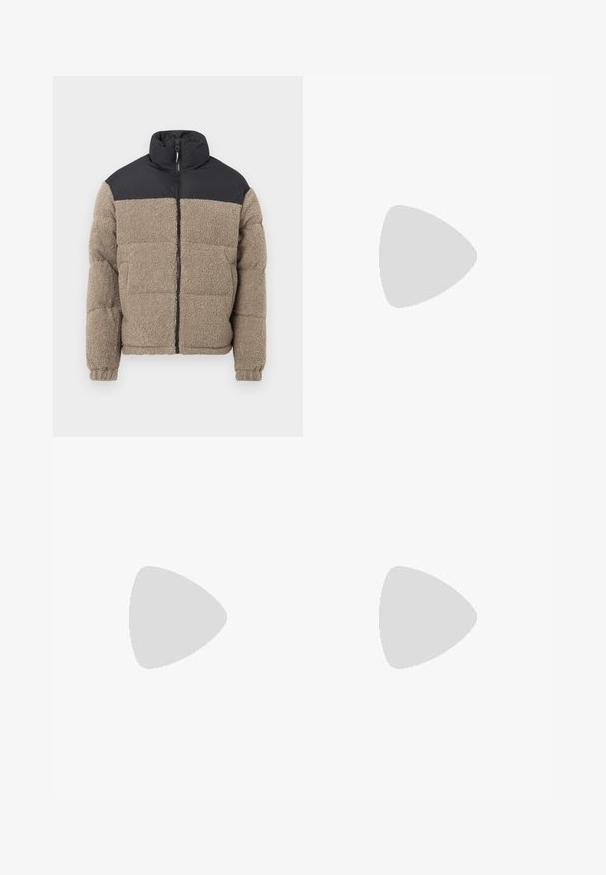 Nafukovacia bunda s telom z hnedej textúrovanej fleecovej látky a čiernym nylonovým vrchom. Má vysoký golier a predný zips.; Biela bavlnená tričko s krátkymi rukávmi, s čiernym logom "JJ Studios" na hrudníku. S okrúhlym výstrihom a štandardným strihom.; Olivené krátke nohavice vyrobené z bavlneného zmesi, s upevnením na gombík, prednými vreckami a olemovaným spodkom so subtilnými švovými detailmi.; Čierne syntetické topánky so štruktúrovaným zvrškom, hladkými akcentmi, hnedým opätkom a kontrastnou podrážkou. Majú minimálne šnurovanie a detaily prešitia.