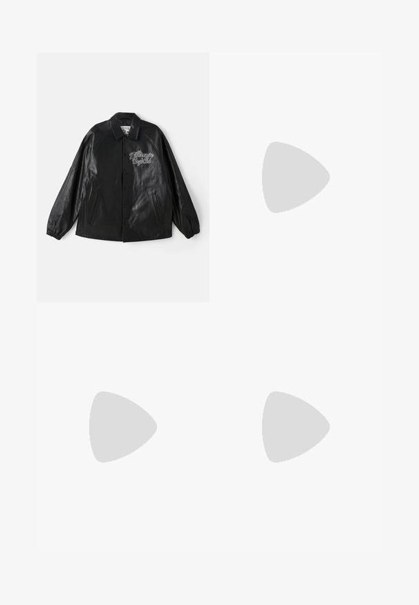 Veste en cuir noir avec boutons-pression, manches raglan et deux poches latérales. Présente un logo brodé "Billionaire Boys Club" sur la poitrine.; T-shirt en coton noir avec un col rond et des manches courtes. Présente un logo imprimé blanc sur la partie gauche de la poitrine. Design simple, coupe standard.; Pantalons cargo droits noirs avec fermeture à bouton, poches latérales à rabat et petit logo blanc sur la cuisse droite.; Baskets en suède noir avec un bout arrondi, un laçage sur le devant, un col rembourré et une semelle en caoutchouc texturé pour une meilleure adhérence. Design minimaliste et finition lisse.