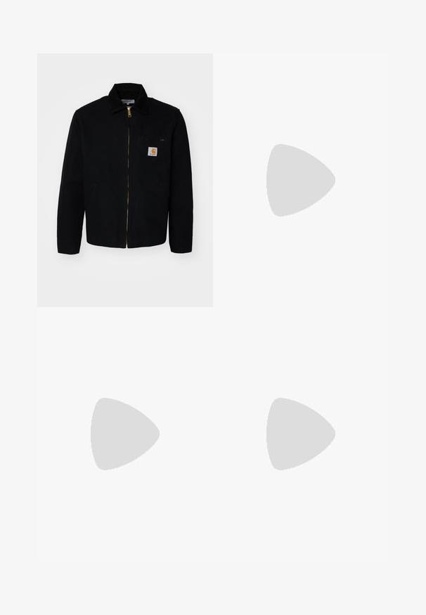 Černá plátěná bunda na zip, s špičatým límcem a postranními kapsami. Obsahuje malé logo na kapse na hrudi. Zlatý zip jako detail.; Černé bavlněné tričko s klasickým kulatým výstřihem, krátkými rukávy a volným střihem. Hladká textura, bez vzorů nebo ozdob.; Tmavě šedé kalhoty z tkané látky, s rovnými nohavicemi, poutky na pásek a jednobodovým zapínáním v pase.; Černé kožené Chelsea boty s elastickými bočními panely a texturovanou gumovou podrážkou, kombinované se světle modrými manžetovými džínami.
