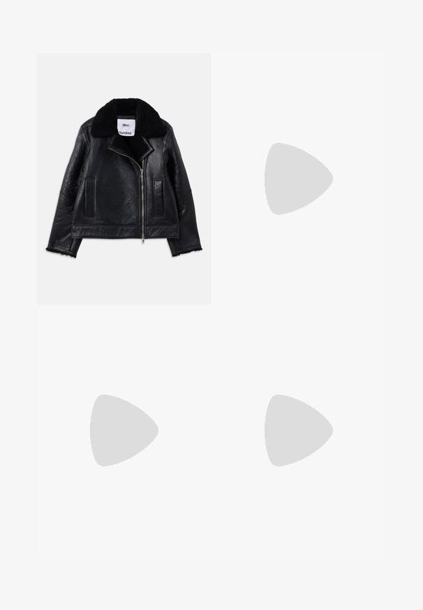 Sort læderjakke med en shearlingkrave, frontlynlås og to sidelommer. Har struktureret læder og frynsede ærmekanter.; Blå cropped hoodie med frontlomme (kangaroo pocket) og lille hvid "Holzweiler" logo på venstre bryst, ribbede manchetter og kant.; Denimnederdel med en blanding af lyse og mørke blå stoffer, slidte lapper, høj talje og en frynset kant.; Brune og lilla sneakers med et pink designaccent, lavet af ruskind og tekstilmaterialer, flade snørebånd og en kontrastfyldt hvid sål.
