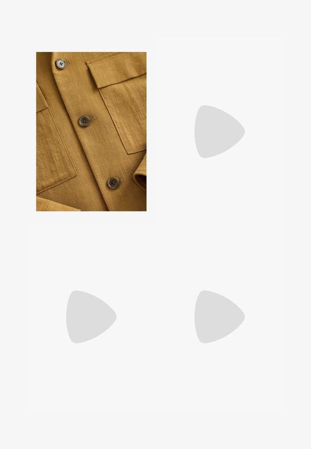 Camicia di lino marrone con due tasche sul petto, caratterizzata da bottoni rotondi con una sottile lucentezza. Il tessuto ha una finitura tessurizzata, leggermente irregolare.; Polo a maniche corte in verde chiaro con un motivo a maglia testurizzato, colletto con apertura a V e polsini e fondo a coste.; Pantaloni a gamba larga beige con vita elastica, realizzati in tessuto morbido, caratterizzati da una texture liscia e dettagli di cucitura minimi.; Scarpe sportive bianche realizzate in mesh e materiale sintetico, con punta rotonda, suola ammortizzata e accenti beige sui lati.