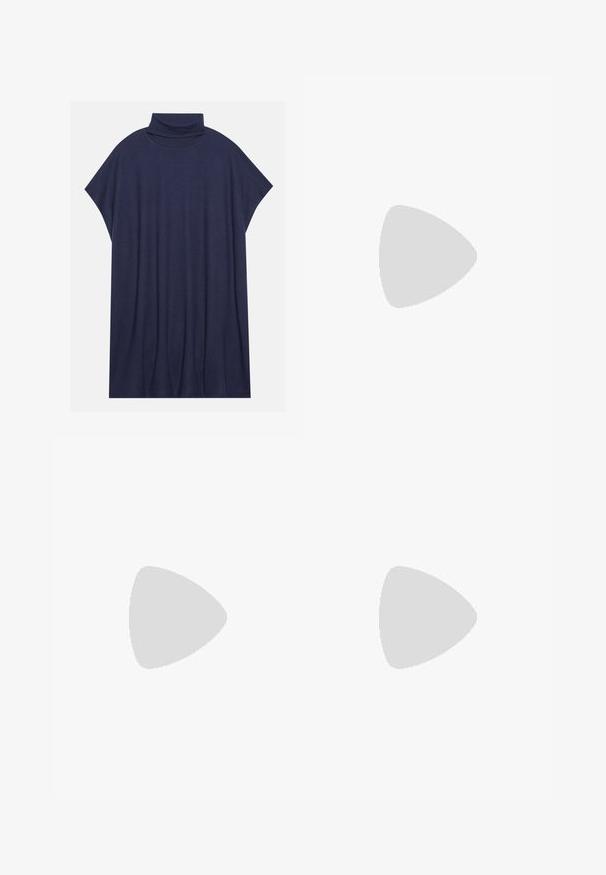 Marineblaues, oversized Turtleneck-Kleid mit weichem Stoff, kurzen Ärmeln und einer lockeren, fließenden Silhouette.; Dunkelgraues, oversized T-Shirt aus Baumwolle, das auf der Vorderseite mit einem zentralen Sonnenmotiv und komplexen Liniendetails bedruckt ist.; Weite Jeans aus Denim in Hellblau mit einem gesteppten Diamantmuster, ausgestattet mit fünf Taschen und einem Knopfverschluss an der Taille.; Schwarzer High Heel mit spitzem Schuhzeug, vorne aus glattem Leder und an den Seiten aus strukturiertem Mesh, verziert mit einer großen Schleifenapplikation.; Schwarze Leder-Schultertasche mit runder Form, glänzender Oberfläche und silbernem Beschlag. Person trägt schwarze weit geschnittene Hosen und Nieten-Loafers.