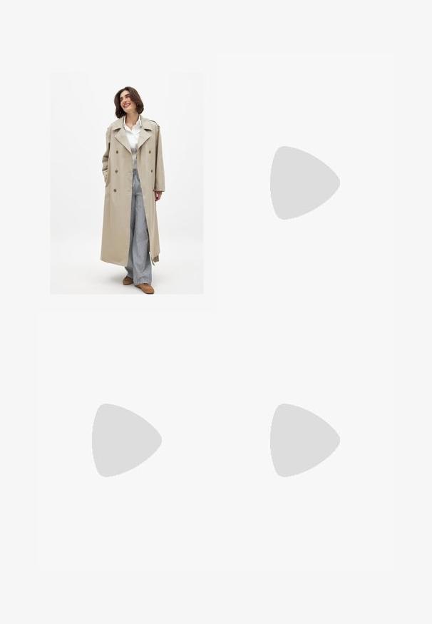Beige trenchcoat med dobbeltknaplukning, store kraver og sidelommer, lagd over en hvid skjorte og stribede bredde bukser.; Cremefarvet oversized sweater lavet af blødt stof. Har en ribbet halslinning og manchetter, med en glat krop. Ideel til lagdeling.; Bomuldsstof med et blåt og hvidt gingham-mønster har små, jævne tern. Teksturen ser vævet og glat ud.; Sorte og hvide Nike sneakers med overdel i ruskind og læder, hvide snørebånd, båret med ribbede cremefarvede sokker, sat mod en gul baggrund.