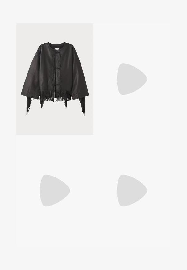 Zwarte leren cropped jas met brede mouwen, voorzien van een voorsluiting met veter en franjes langs de zoom en mouwen.; Zwarte mouwloze top met dunne banden, ruime pasvorm en gathered zoom. Gemaakt van lichtgewicht stof met een gladde textuur.; Bruine slangenprint mini rok van faux leer, met een soepele textuur, een aansluitende pasvorm en subtiele naaddetails.; Zwarte leren muiltjes met hoge hakken, open teen, spitse vorm, gladde textuur en een slanke stiletto-hak.