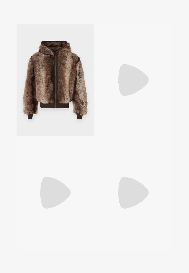 Braune Kunstpelz-Bomberjacke mit einem Reißverschluss vorne, Kapuze und gerippten Bündchen. Verfügt über eine mehrfarbige Textur und einen weichen, dicken Stoff.; Hellblauer Pullover mit strukturiertem, geripptem Muster, rundem Ausschnitt und langen Ärmeln; die gerippten Bündchen und der Saum sorgen für eine körpernahe Passform.; Dunkelblaue Jeans aus Denim mit leichtem Verblassen an den Oberschenkeln, Fünf-Taschen-Design, Knopfverschluss und sichtbaren orangen Nähten auf weißem Hintergrund.; Hohe Nike Air Jordan Sneaker in Weiß, Grau und Schwarz mit pinkem Innenfutter und gelber Zunge, auf einer Betontfläche platziert.; Schwarze quadratische Sonnenbrillen mit braunen Gläsern, mattem Finish und goldenen Akzenten im Rahmen. Das Design ist kantig mit breiten Bügeln.