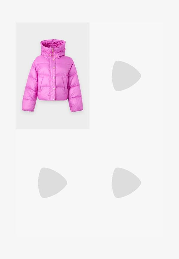 Veste doudoune rose cropped avec un col haut, des boutons-pression à l'avant et une texture brillante ; elle possède deux poches latérales et une capuche.; T-shirt noir à manches courtes en coton doux, avec un col rond et une texture lisse. Design simple sans motifs ni accents.; Pantalons évasés blancs en tissu lisse et extensible. Dotés d'une taille haute et d'une silhouette ajustée qui s'évasent à partir du genou.; Escarpin en cuir verni noir à talon haut, avec un bout pointu et une texture lisse, doté d'un talon aiguille fin. Aucun embellissement visible.