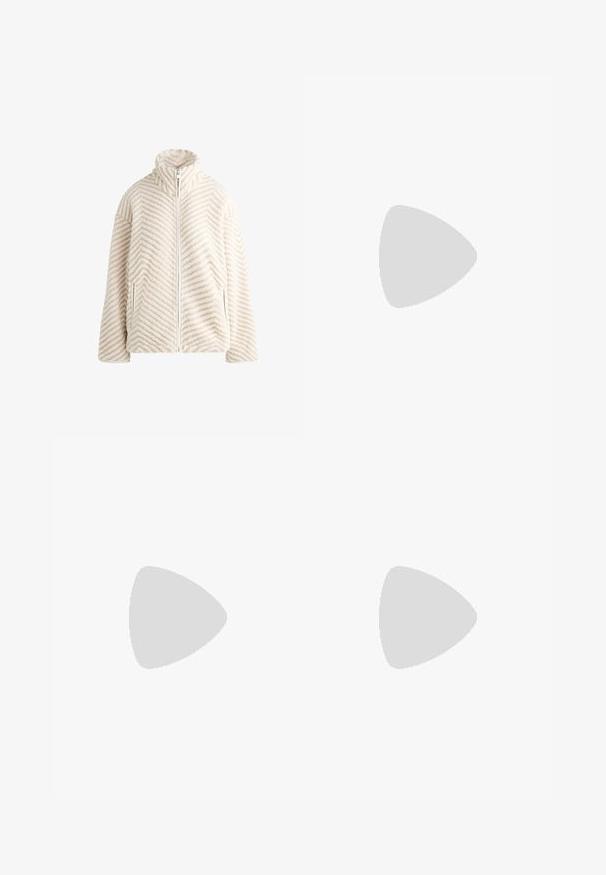 Jachetă din fleece de culoare crem cu un model în zigzag. Prezintă un guler înalt, fermoar pe toată lungimea frontală și buzunare laterale. Textură moale.; Sutien sport maro cu un design fără cusături, bretele încrucișate pe spate și o bandă texturată cu un model în zigzag în partea de jos.; Bermude de ciclism cu talie înaltă, de culoare bej, din material elastic, cu o textură netedă și cusături curate pentru confort și potrivire.; Șosetă sport ușoară din material de plasă bej cu un finisaj texturat, având o talpă albă și accente laterale tonale. Design simplu cu șireturi.