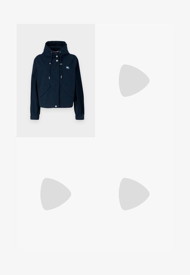 Casaco cropped azul-marinho com capuz ajustável, acessórios em prata, dois bolsos frontais e um logótipo bordado no peito.; T-shirt de algodão branco com mangas curtas, apresentando um design floral em rosa e folhas verdes do lado esquerdo. Logótipo "Guess" em cinza acima do design.; Jeans de ganga azul escuro com um design de perna reta, apresentando uma cintura alta, estilo de cinco bolsos e costura em contraste. Sem adornos.; Botim de tornozelo em pele preta com detalhes de fivela dupla, fecho de zíper, sola espessa e textura lisa. Apresenta um design robusto e estiloso.