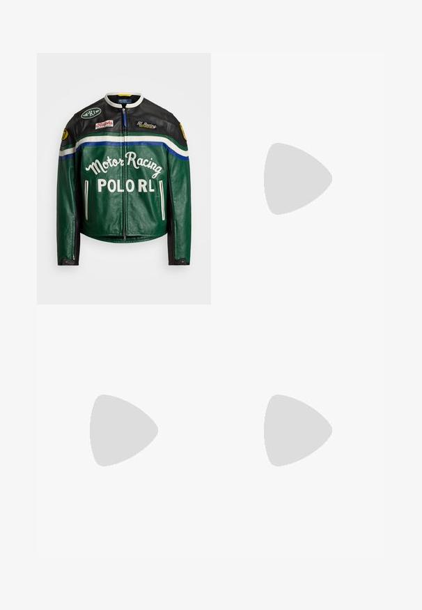 Polo Ralph Lauren MOTO JACKET - Ādas jaka - tennis green; Zaļš sporta krekls ar noapaļotu kakla izgriezumu, ar dzelteniem izšūtiem uzrakstiem "Ralph’s Garage" un šaha karoga detaļām. Izgatavots no kokvilnas maisījuma materiāla.; Melni kravas bikses ar elastīgu jostasvietu un auklu. Iekļauj sānu kabatas un regulējamus garumus ar cilpām. Izgatavotas no viegla auduma.; Melnas ādas sporta kurpes ar perforētu detaļu, apaļu purngalu, plakanu gumijas zoli un baltu logotipa akcentu sānos. Klasiska sasienamā dizaina.