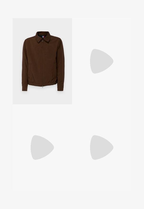 Giacca leggera marrone con colletto, chiusura frontale con zip, tasche laterali e orlo elastico. Realizzata in un tessuto liscio.; Polo a maniche lunghe marrone in tessuto jersey, con colletto e patta con tre bottoni, bordi e orlo a costine.; Jeans in denim beige con un design a gamba dritta, dotati di tasche frontali, chiusura con bottone metallico e una texture delicata.; Mocassini in pelle marrone con punta tonda, cuciture dettagliate e suola piatta nera. Presentano una piccola fascia decorativa sul dorso del piede.