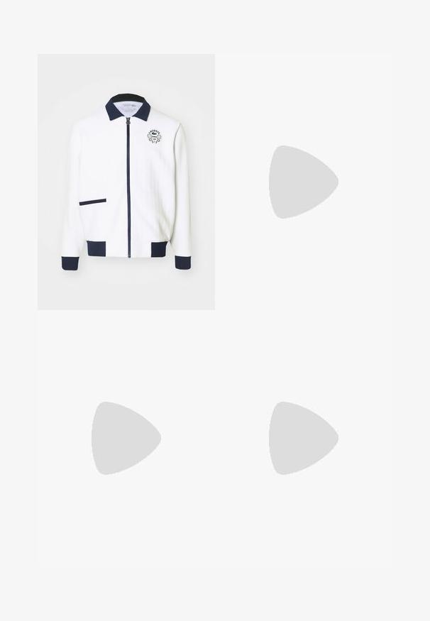 Chaqueta blanca con cremallera, cuello azul marino, acentos azul marino y un logo de club de tenis en el pecho. Presenta un pequeño bolsillo delantero. Tejido texturizado.; Camisa polo blanca de manga corta, con tapeta de dos botones y ribete negro en el cuello. Presenta un pequeño logo negro en el pecho.; Pantalones blancos de corte recto, hechos de material suave, con cintura elástica ajustable y bordado de logo en el lado izquierdo.; Zapatillas deportivas negras con parte superior texturizada, logo de swoosh blanco, talón acolchado y suela blanca contrastante con un patrón en zigzag.