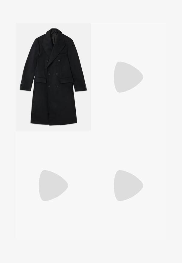 Abrigo negro de lana de doble botonadura con gran cuello notch, dos bolsillos frontales, puños abotonados y una silueta recta y elegante.; Tiger of Sweden MARLON - Sudadera - practical beige; Pantalones negros de tejido suave, con un pliegue en la parte delantera, cierre de botón y puños enrollados en el tobillo.; Zapato de vestir de cuero negro con punta redonda, diseño con cordones y detalles de costura sutiles. Presenta un tacón bajo y una textura suave.