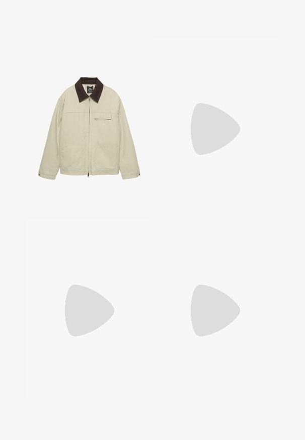 Bež jakna s tamno smešnim ovratnikom, prednjim patentnim zatvaračem, preklopnim džepom na prsima i dva donja prednja zakrčena džepa, dugi rukavi s dugmetima na manžetama.; Bijela kratkodlana majica s kratkim rukavima, izrađena od pamuka, s okruglim izrezom i opuštenim krojem. Gladak materijal, bez vidljivih uzoraka ili akcenta.; Pantalone od kordura svijetlosmeđe boje sa ravnim krojem, s kopčanjem na gumb i bočnim džepovima, teksturirana rebrasta površina.; Bijela tenisica s glatkim sintetičkim gornjim dijelom, okruglim vrhom, ravnim vezicama, teksturiranim potplatom i složenim, platformastim dizajnom za dodatnu visinu.