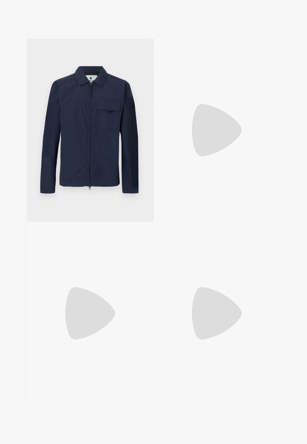 Námořnická modrá lehká bunda s límcem, předním zipem a kapesní kapsou. Má hladkou texturu a minimalistický design.; Bílá bavlněná trička s krátkým rukávem, kulatým výstřihem a malým šedým logem na levé části hrudi. Hladká textura.; Khaki kalhoty vyrobené z bavlny se rovnými nohavicemi, s předním zapínáním na knoflík a bočními kapsami. Hladká textura, minimální švy.; Černé pletené nazouvací boty s hladkým koženým akcentem na svršku, kulatou špičkou a nízkoprofilovou gumovou podrážkou.