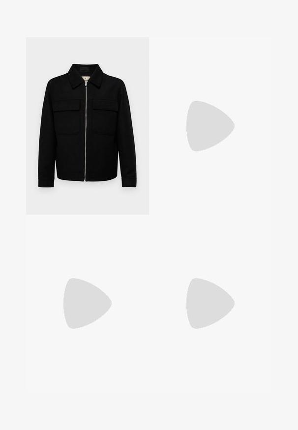 Veste en laine noire avec col, fermeture éclair sur le devant, deux poches poitrine et manches longues. Texture lisse avec une coupe ajustée.; T-shirt en coton blanc avec des manches courtes, col rond et un texte graphique rouge "FRUIT RAFRAÎCHISSANT DÉLICIEUX" à l'avant.; Pantalons cargo jaune clair en coton, avec poches latérales et une coupe droite, dotés d'une fermeture à bouton à la taille.; Bottes de cheville en cuir marron avec un bout rond, à laçage à sept œillets à l'avant et semelle en caoutchouc noire. Présente un tirette au talon.