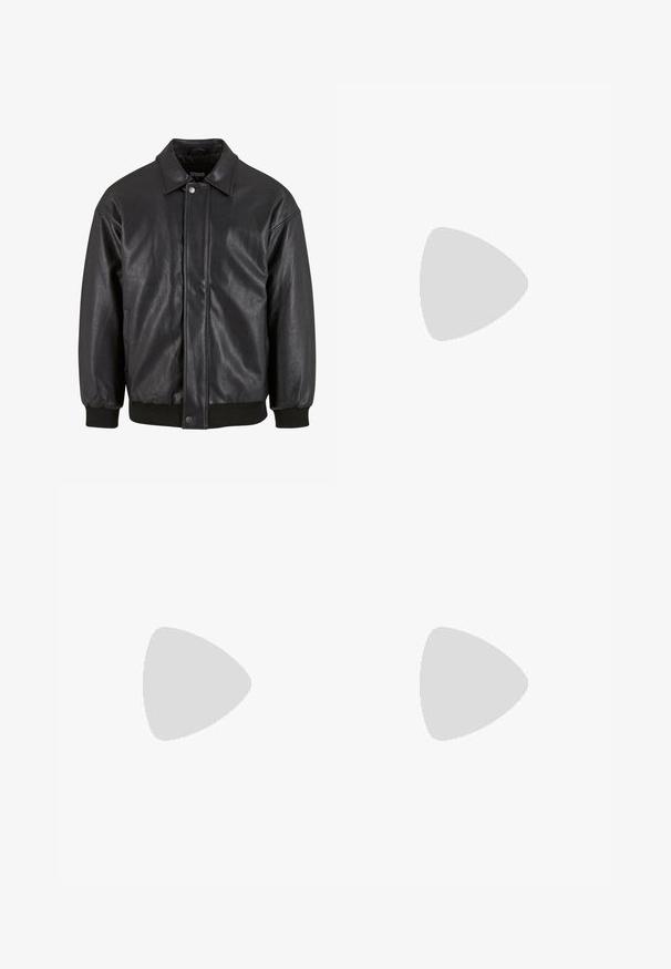 Mustapintainen nahkatakki, jossa on kauluksellinen kaula, edessä napitus ja ribbed-hihansuut. Suuri sileä pinta ja hieman löysä istuvuus.; Vaaleanharmaa nappikauluspaita, jossa on sinivalkoruudullinen kuvio, pitkät hihat, terävä kaulus ja napit.; Mustat housut suoranlahkeisella muotoilulla, valmistettu sileästä kankaasta. Ominaisuuksiin kuuluu etupleateet ja yksi nappikiinnitys vyötäröllä.; Mustat nahkakengät, joissa on pyöristetyt varpaat, teksturoitu tikkaus, matala profiili ja kumipohja, jossa on syvät urat pitoa varten.