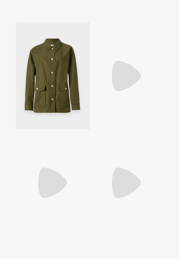 Olivengrøn jakke med krave, syv guldknapper, to forlommer og lige snit. Fremstillet af glat, letvægtsstof.; Hvid bomulds t-shirt med korte ærmer, der har "SUMMER CLUB" broderet i teal og grøn på venstre brystområde. Klassisk rund halsudskæring.; Mørkeblå, langærmet kabelstrik turtleneck kjole med ribbet manchetter og kant, med et lille logo på brystet.; Sportsko i let grå med sølv accenter, mesh-overdel, beige detaljer og sort gummisål. Har snørebånd og polstret krave.