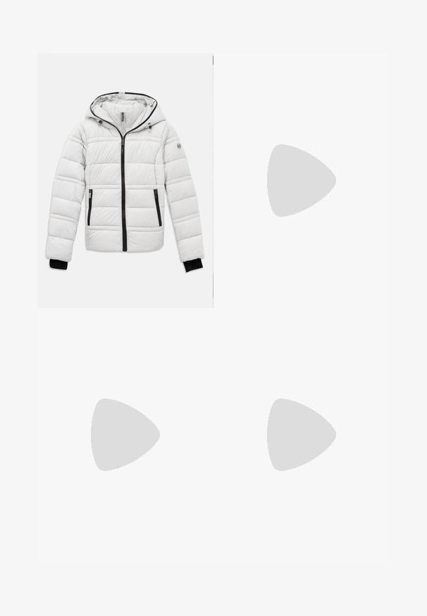 Veste à capuche matelassée gris clair avec fermeture éclair noire, poches zippées et poignets ajustés sur fond blanc.; T-shirt blanc court en tissu doux, avec des manches courtes, un col rond et des détails en côtes sur l'ourlet. Design simple et sans embellissement.; Pantalon noir en tissu lisse avec taille haute, jambes larges, plis à l'avant et passants de ceinture classiques. Pas de poches latérales visibles.; Pompe slingback en cuir verni noir avec un bout pointu, un talon fin et un design de découpes subtil. Elle dispose d'une boucle dorée sur la sangle.