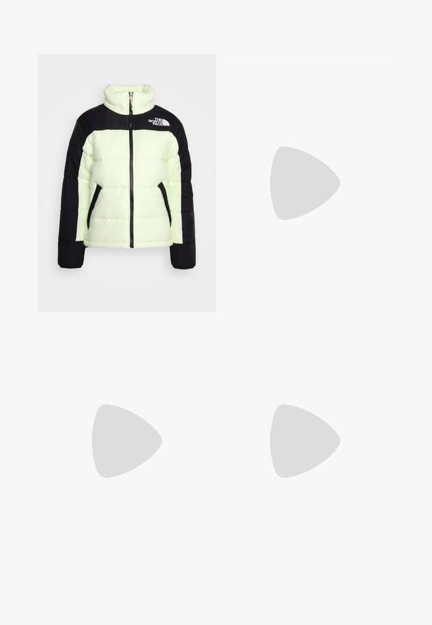 Czarna kurtka puchowa w neonowo-zielonym kolorze z wysokim kołnierzem, zapinana na zamek z przodu, z bocznymi kieszeniami i logo na górnej lewej stronie. Teksturowane panele wzbogacają design.; Niebieska bezrękawnik z gładkiego materiału, z okrągłym dekoltem i długą, dopasowaną sylwetką bez dodatkowych wzorów czy detali.; Czarno-białe sneakersy z zamszową i skórzaną cholewką, z trzema białymi paskami, perforowanym czubkiem i gumową podeszwą w kolorze gumy.; Metalowe okulary przeciwsłoneczne z ovalnymi, jasno brązowymi szkłami. Smukła srebrna oprawa z teksturowymi akcentami i czerwonobrązowymi końcówkami na zausznikach.