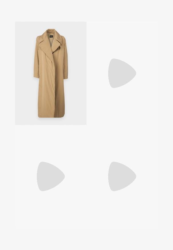 Cappotto lungo beige con ampio colletto e apertura frontale. Realizzato in tessuto liscio e leggero con una vestibilità rilassata e senza chiusure visibili.; Maglione a maglia color crema con colletto alto, mezza zip, texture a coste e spalle abbassate per un fit rilassato.; Pantaloni beige su misura con gamba larga, pieghe frontali, due tasche laterali orizzontali e un tessuto liscio e leggermente strutturato.; Sneaker in pelle beige con dettagli bianchi, punta rotonda, suola piatta e cuciture a contrasto. Chiusura con lacci con sei fori.