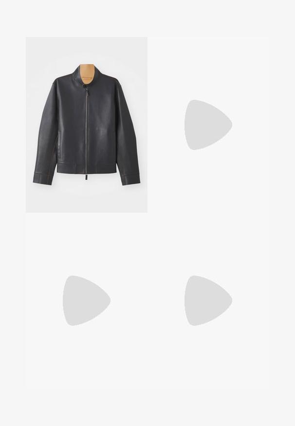 Črna usnjena jakna s stoječim ovratnikom, zadrgo in kontrastnim rjavim šivanjem. Ima dva stranska žepa in poenostavljen dizajn.; Bela majica iz bombaža s kratkimi rokavi, okroglim izrezom in majhnim sivim logotipom na levi strani prsnega dela. Gladka tekstura.; Bela farmerkata z gelovitim krojem, ki vsebuje dva sprednja žepa, en zadnji žep in kovinsko gumbno zapiranje v pasu.; Nizki bež usnjeni superge s puščenim nosom, minimalnim šivanjem in stranskim zadrgo na bež ozadju.